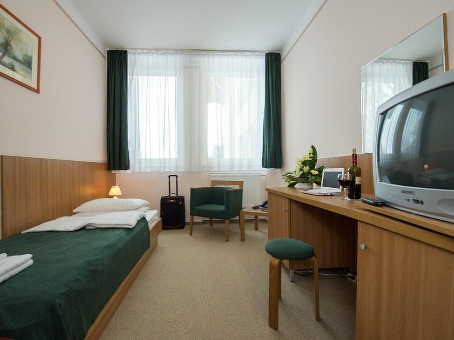 Alfoeld Gyoengye Hotel Орошхаза Экстерьер фото