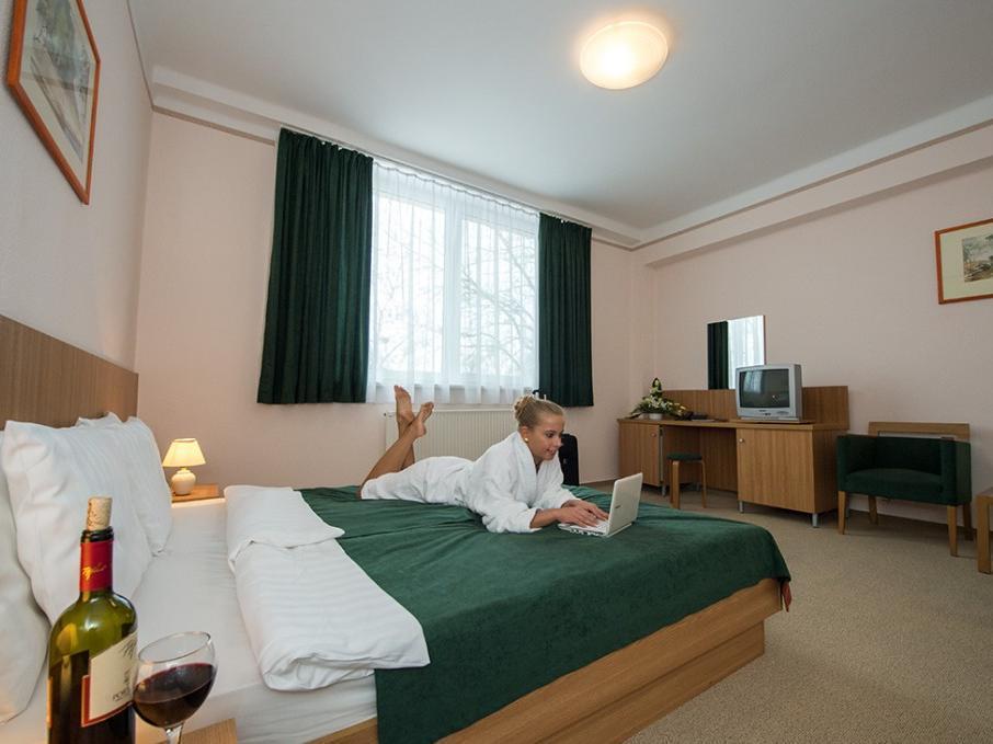 Alfoeld Gyoengye Hotel Орошхаза Экстерьер фото