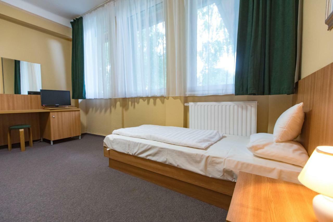 Alfoeld Gyoengye Hotel Орошхаза Экстерьер фото