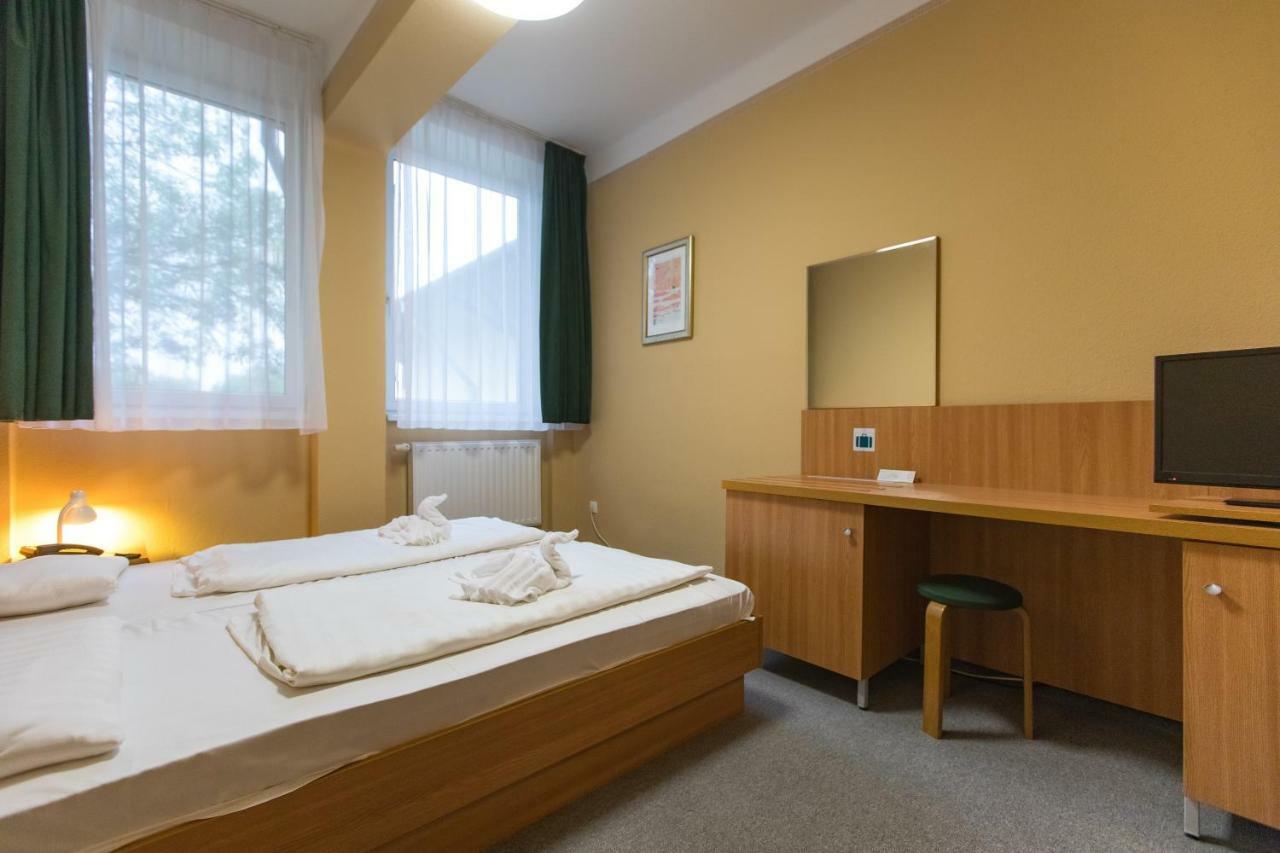 Alfoeld Gyoengye Hotel Орошхаза Экстерьер фото