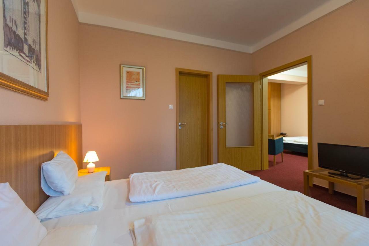 Alfoeld Gyoengye Hotel Орошхаза Экстерьер фото
