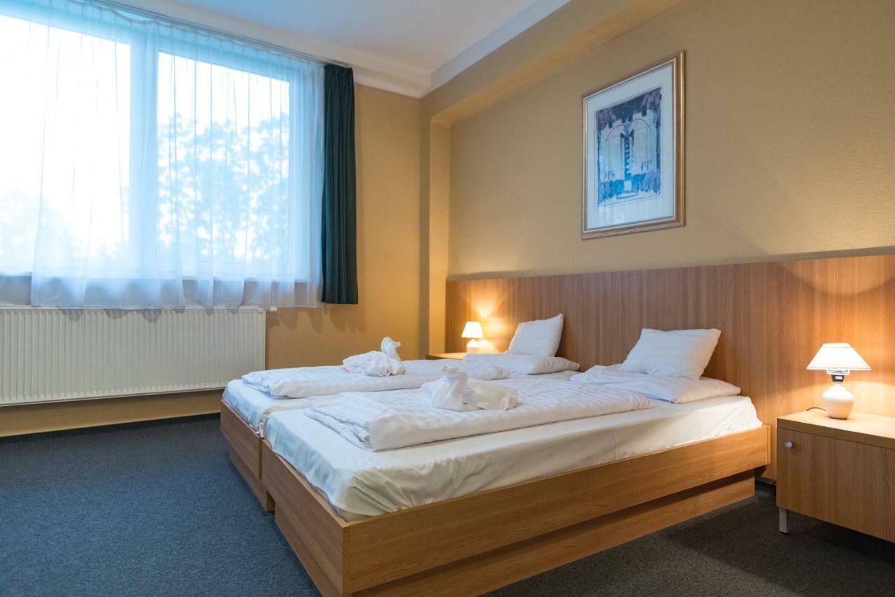 Alfoeld Gyoengye Hotel Орошхаза Экстерьер фото