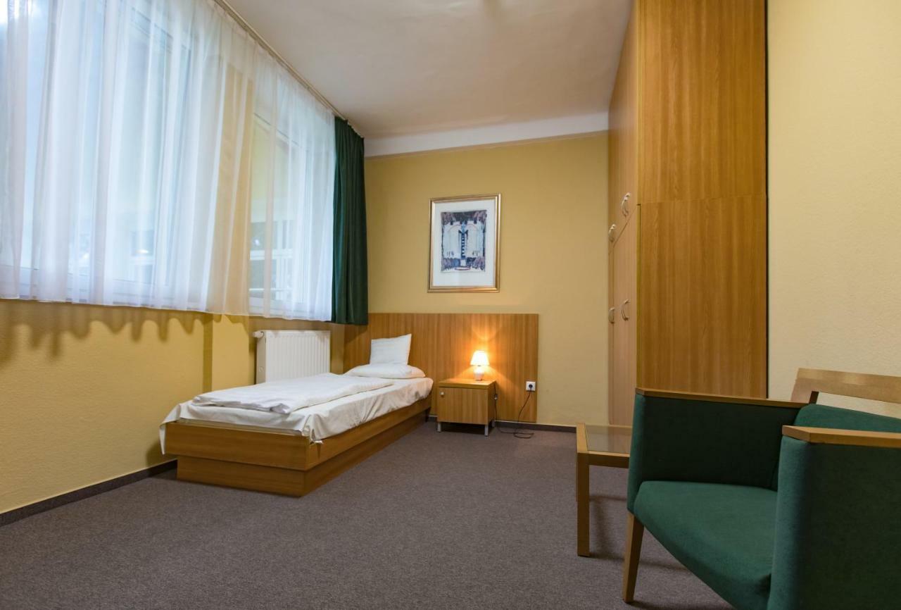 Alfoeld Gyoengye Hotel Орошхаза Экстерьер фото