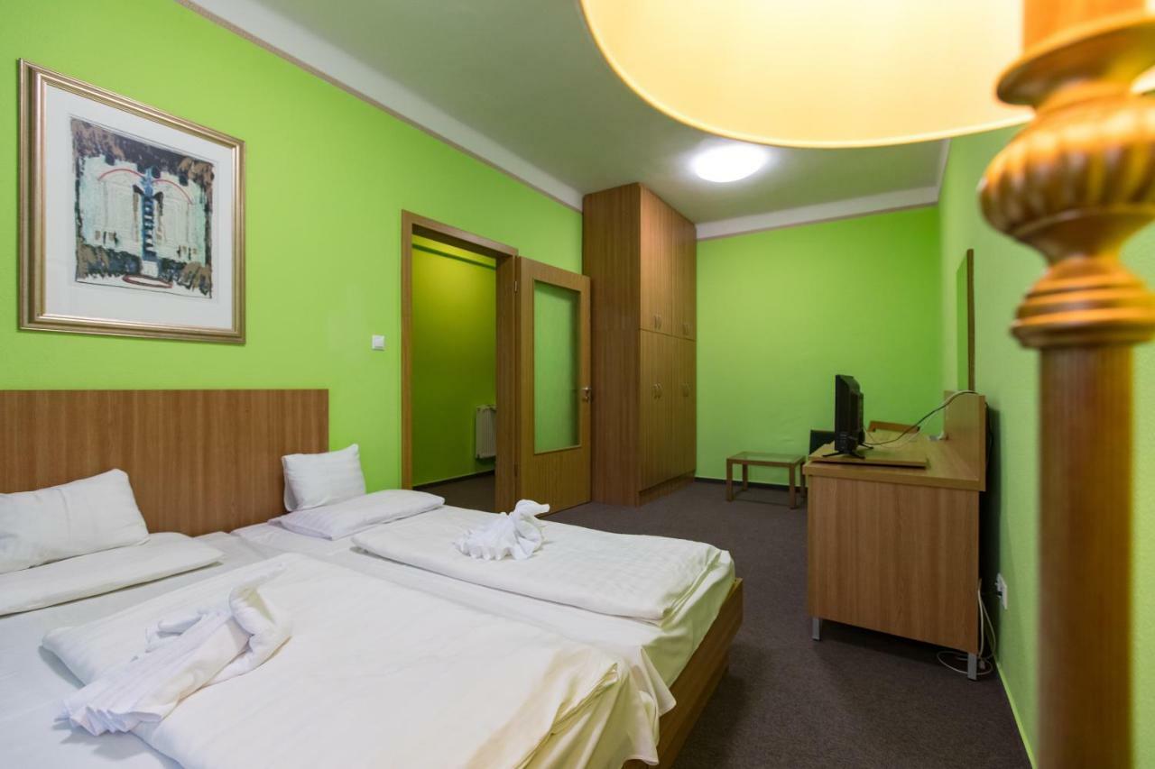 Alfoeld Gyoengye Hotel Орошхаза Экстерьер фото