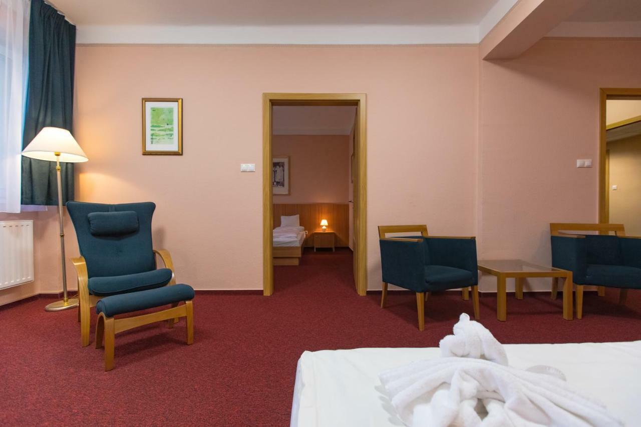 Alfoeld Gyoengye Hotel Орошхаза Экстерьер фото