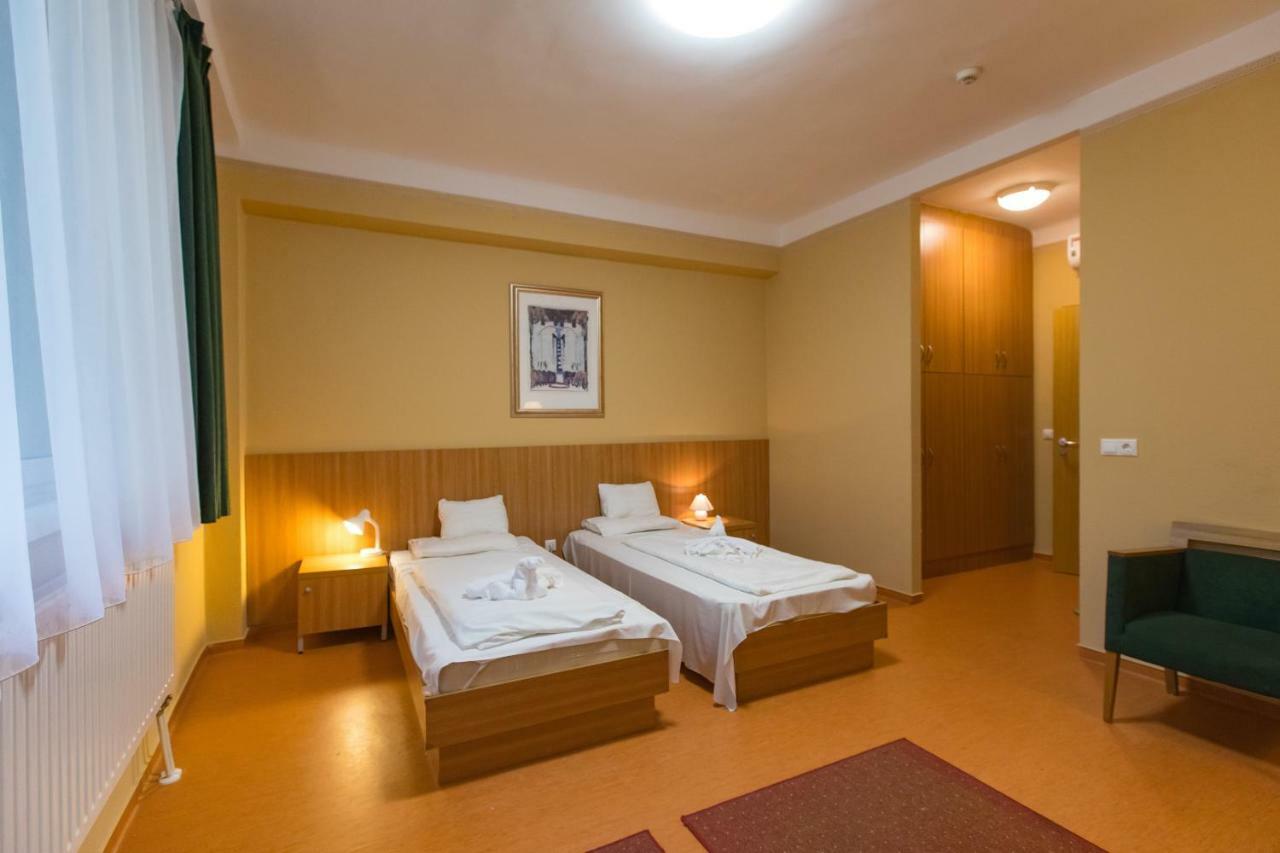 Alfoeld Gyoengye Hotel Орошхаза Экстерьер фото