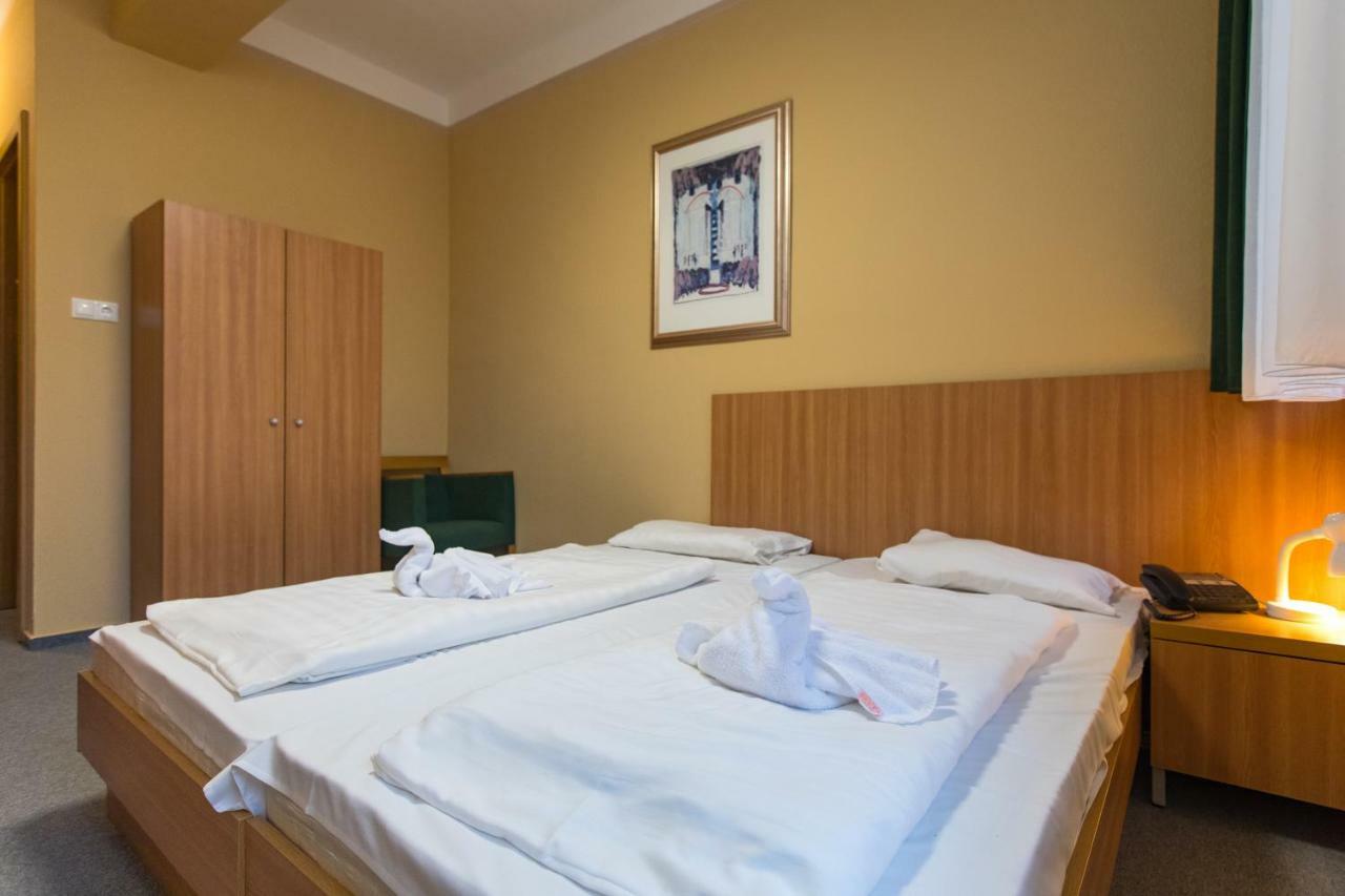 Alfoeld Gyoengye Hotel Орошхаза Экстерьер фото