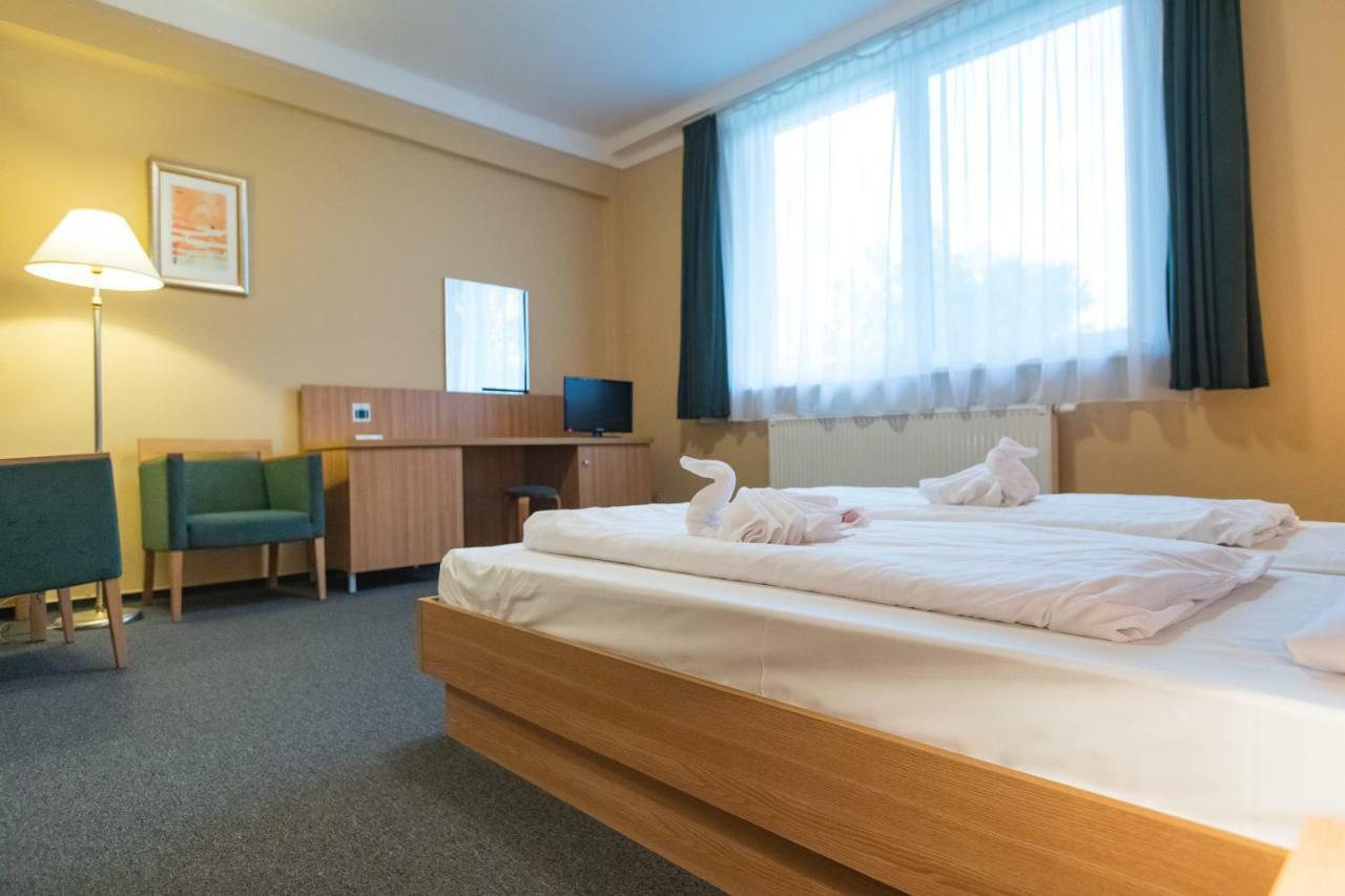 Alfoeld Gyoengye Hotel Орошхаза Экстерьер фото