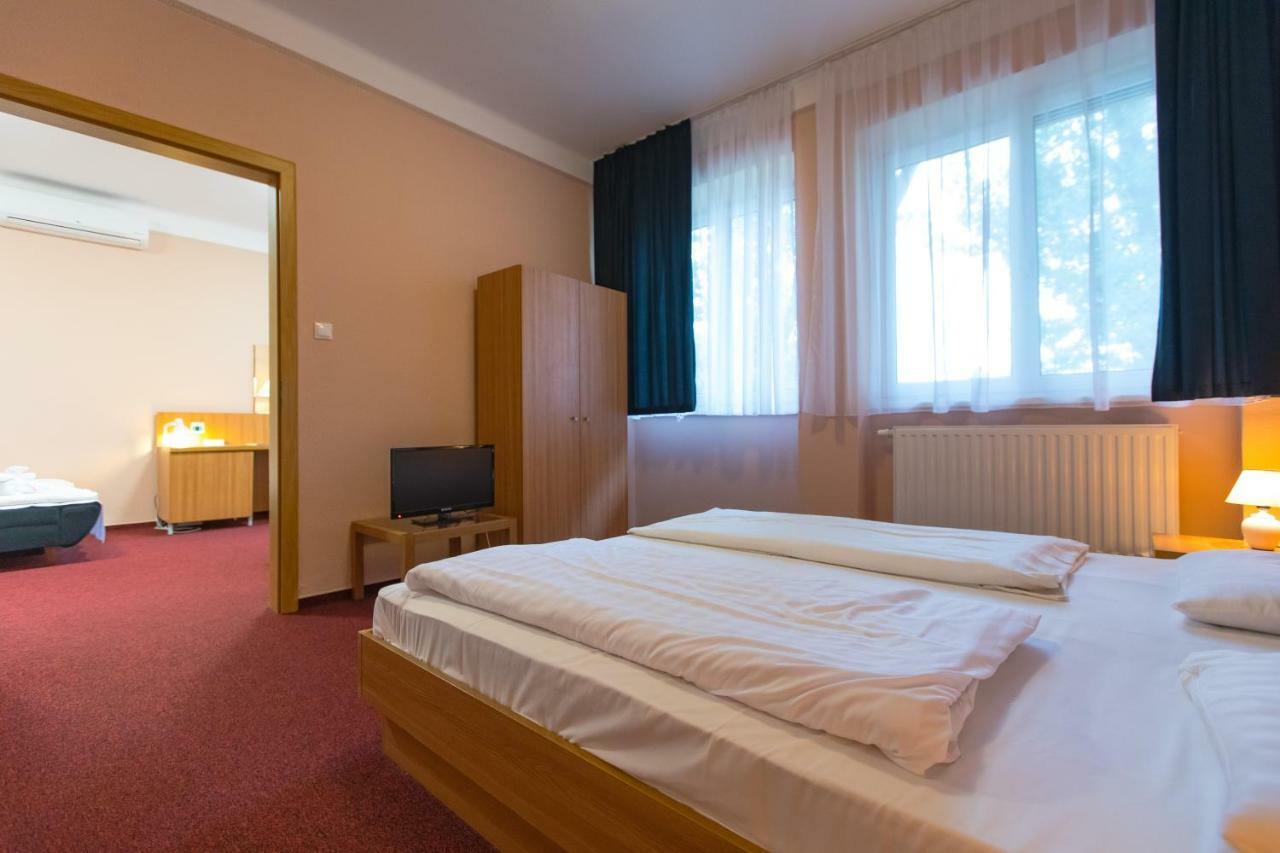 Alfoeld Gyoengye Hotel Орошхаза Экстерьер фото