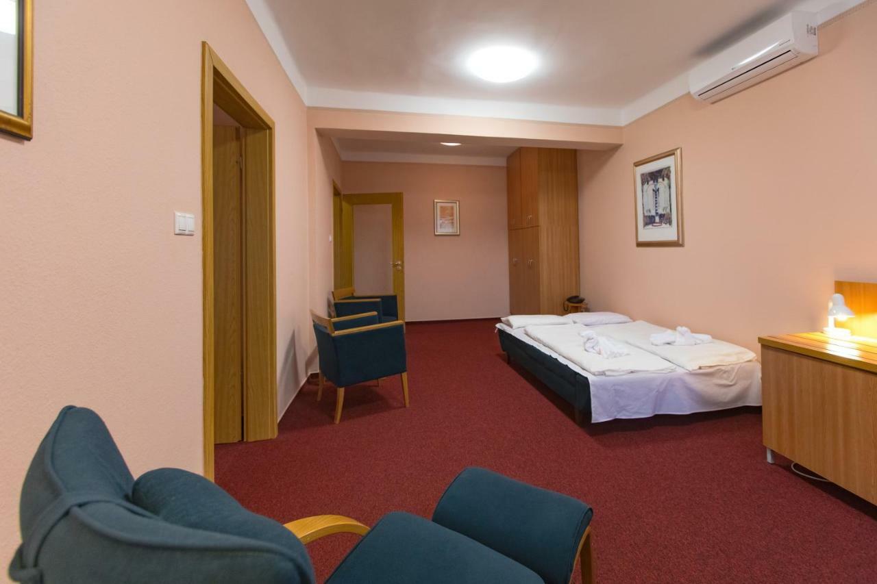 Alfoeld Gyoengye Hotel Орошхаза Экстерьер фото