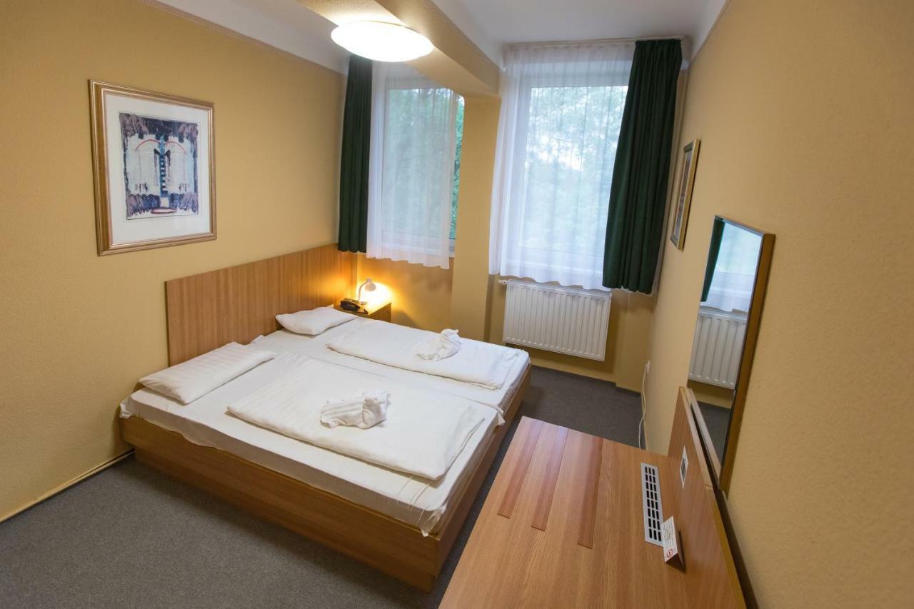 Alfoeld Gyoengye Hotel Орошхаза Экстерьер фото