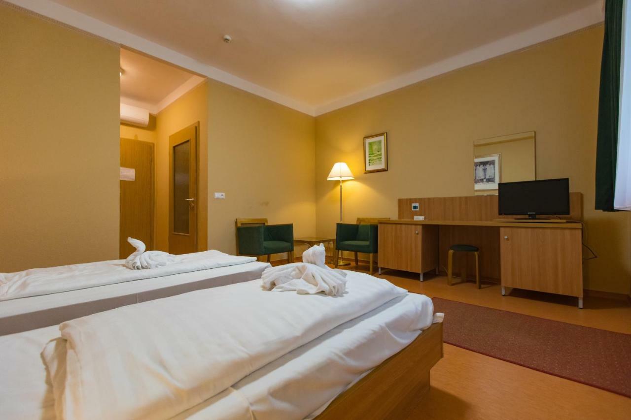 Alfoeld Gyoengye Hotel Орошхаза Экстерьер фото