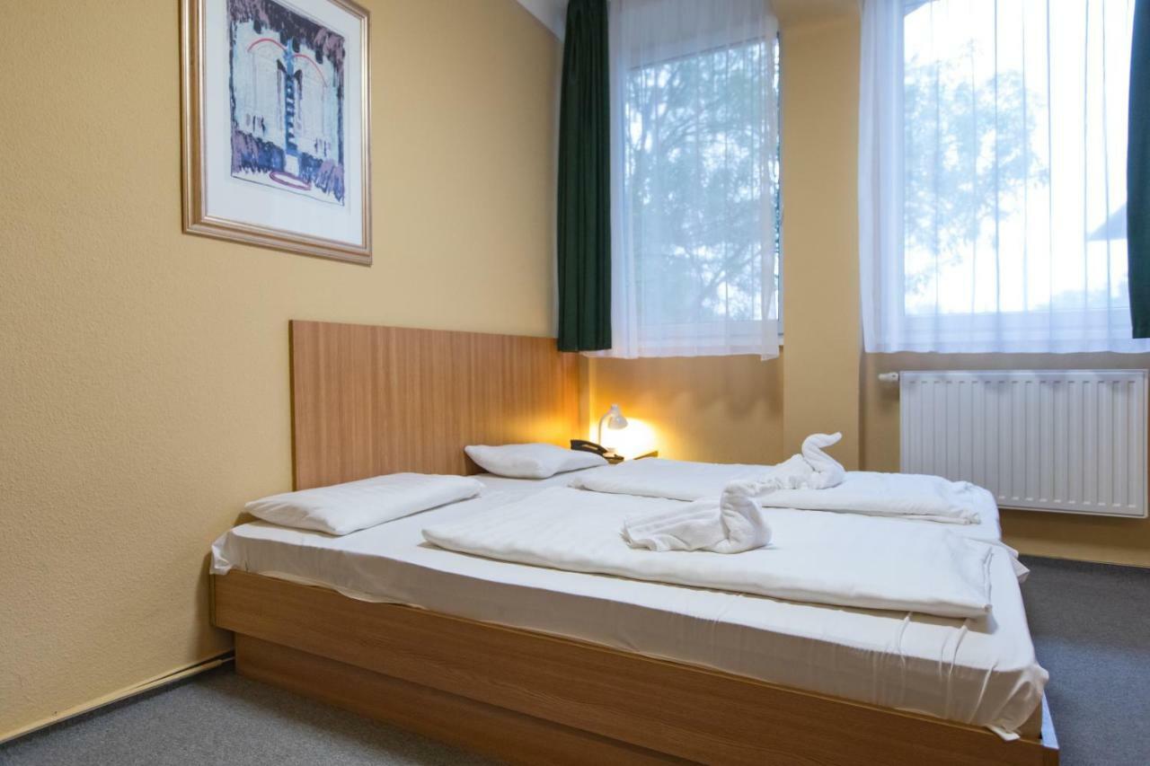 Alfoeld Gyoengye Hotel Орошхаза Экстерьер фото
