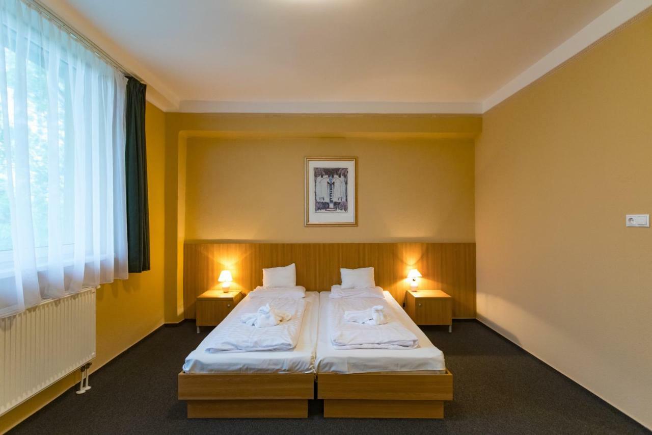 Alfoeld Gyoengye Hotel Орошхаза Экстерьер фото