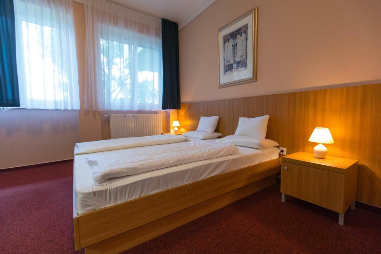 Alfoeld Gyoengye Hotel Орошхаза Экстерьер фото